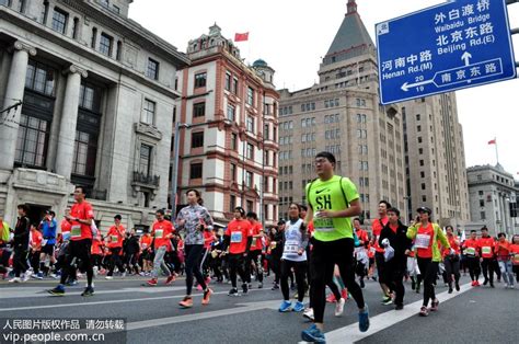 2021北京半程马拉松盛大起跑 男女选手双双打破赛会纪录|马拉松|北京国际长跑节|起跑_新浪新闻