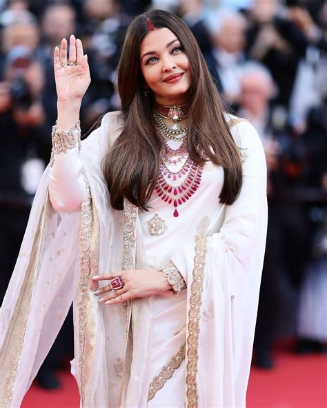 Amitabh Bachchan reacts as Aishwarya Rai flaunts white saree with ...