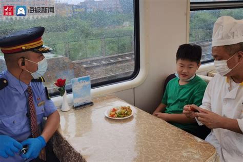 小男孩独自乘火车，列车长当好“大家长”_青岛新闻_青岛大众网
