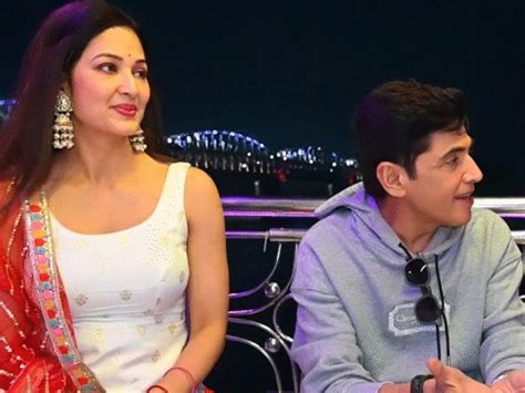'Bhabiji Ghar Par Hai' cast take sheesh at Kashi Vishwanath Temple ...