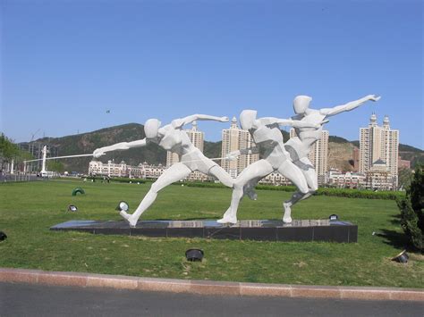骑车雕塑，不锈钢公园运动雕塑 -宏通雕塑