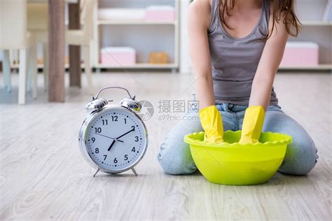 在家打扫卫生的女人高清图片下载-正版图片507434707-摄图网