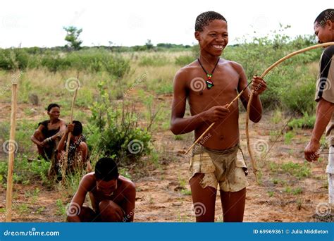 San Bushmen tribe editorial photo. Image of hunter, hunters - 69969361
