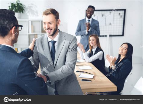 Businessman Shaking Hands 的图像结果