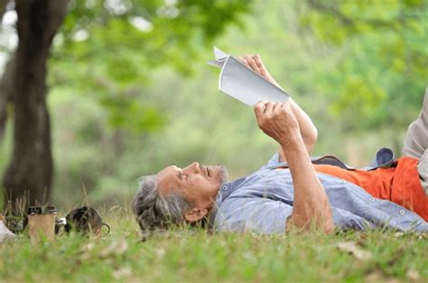 Reading Under a Tree 的图像结果
