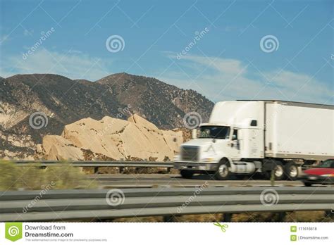 流通在跨境高速公路5的拖车和其他车 库存照片. 图片 包括有 流通在跨境高速公路5的拖车和其他车 - 111616618