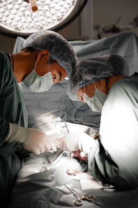 医生做手术图片-医院的专业团队外科医生正在做手术素材-高清图片-摄影照片-寻图免费打包下载