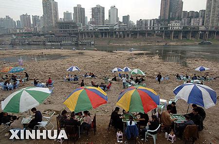组图：重庆市民在嘉陵江干枯河床上打牌娱乐_新闻中心_新浪网