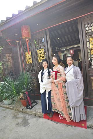 2023马来西亚华裔姑娘们在潮州载阳客栈里穿着汉服合影（潮州 啊伟 摄）。西洋乐器配汉服，毫无违和感_潮州载阳客栈-评论-去哪儿攻略