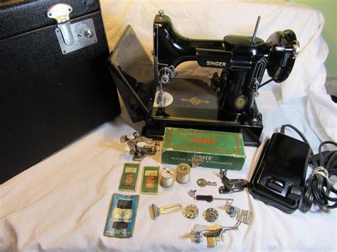 Vintage 1950 SINGER SEWING MACHINE 221 FEATHERWEIGHT AND CASE w/Foot ...