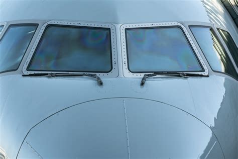 Close up van een cockpit cockpit Vooraanzicht van het vliegtuig raam ...