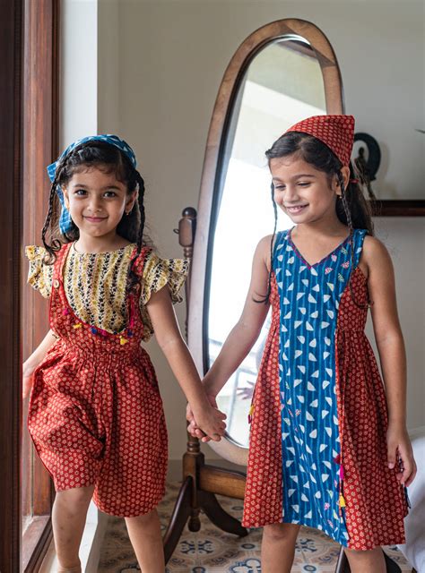 NATKHAT:- Bagru Dungaree with T-shirt Set – Prathaa - weaving traditions
