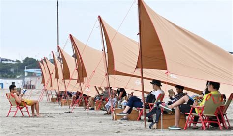Geschlossener Strand eröffnet als Bibliothek mit sozialer Distanzierung