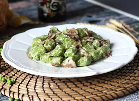 Pea gnocchi with mushroom sauce
