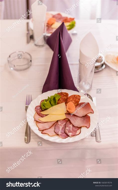 Fancy Restaurant Table 的图像结果