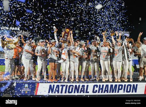 The Texas Longhorns softball team celebrates after defeating Texas Tech ...