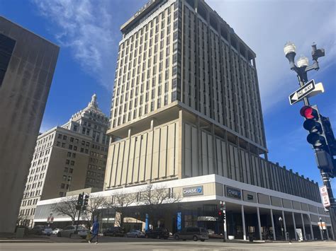 It's uncertain when the downtown Peoria Chase Bank Building will reopen ...