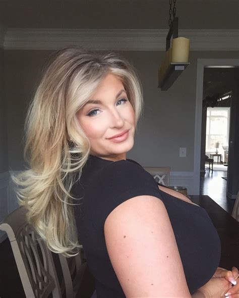 Image may contain: 2 people, closeup and indoor | Beauty, Curvy woman ...