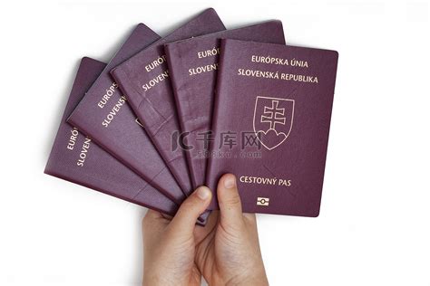 男孩手里拿着五本斯洛伐克护照高清摄影大图-千库网