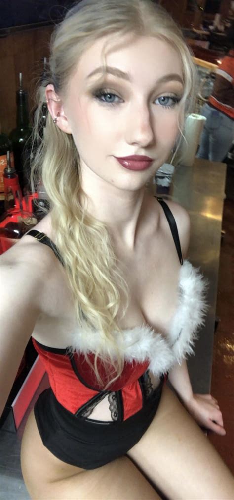 Sexy Mrs.Claus 🤶🥰💦 : r/hooters