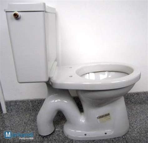 Toilet combination + water-tank in white with connection to the floor ...
