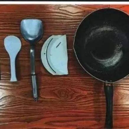 女子和男友吵架烧车泄愤最新素材