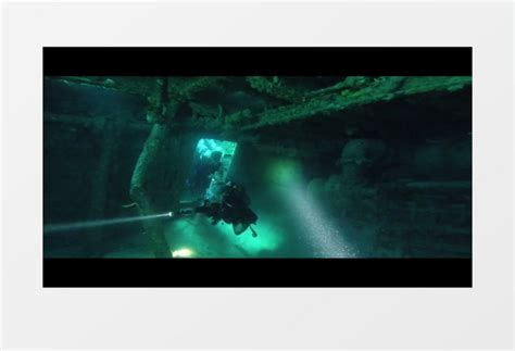 高清实拍潜水员潜入水底探索新世界实拍视频素材下载_mp4格式_熊猫办公