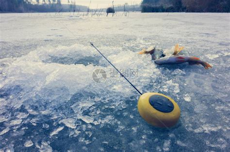 在湖边钓冰高清图片下载-正版图片506006398-摄图网