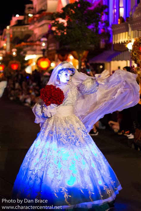 Haunted Mansion Bride Disney World 的图像结果