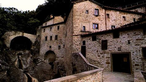Eremo delle Celle & Mercatini di Natale. Escursione guidata a Cortona ...
