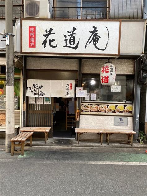 Interior of the restaurant and ramen cooking scene