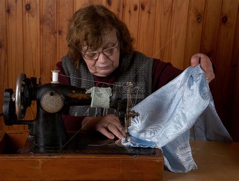 缝纫手的细细纺织品针线活材料工具爱好工厂缝纫职业修理织物高清图片下载-正版图片320705233-摄图网