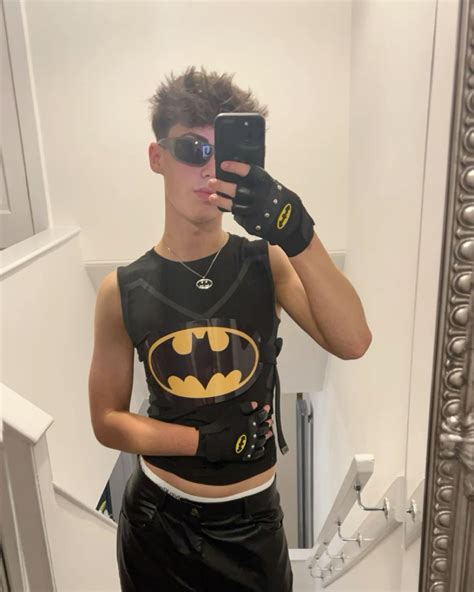 Batman Costume 🦇🎃 | Batman party costume, Mens halloween costumes ...