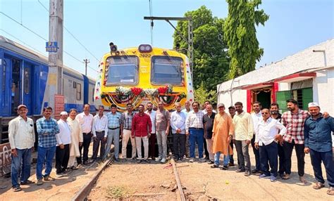 Pune Local Train 的图像结果
