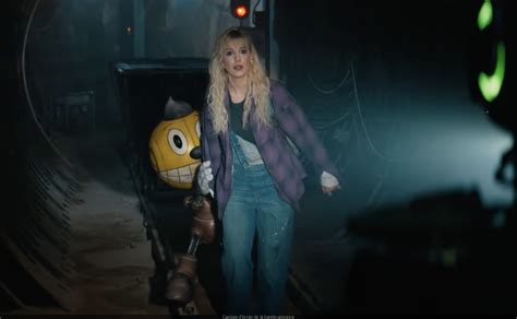 The Electric State - Millie Bobby Brown und Chris Pratt in einem ...