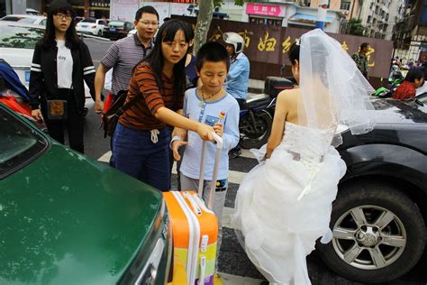 江西：十一婚车被堵 新娘孤身一人路边等待 -6park.com