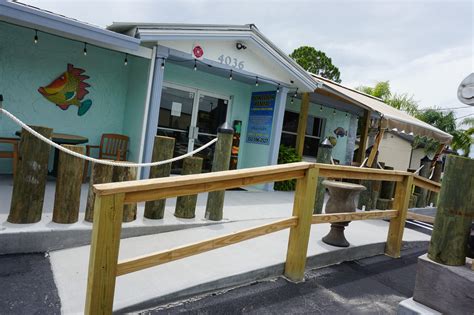 Silver Dolphin | Local Family Restaurant & Country Store | Hernando Beach