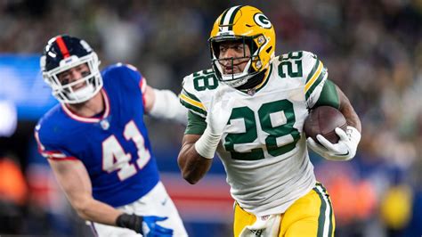 Packers' AJ Dillon has broken thumb from Giants game - ESPN