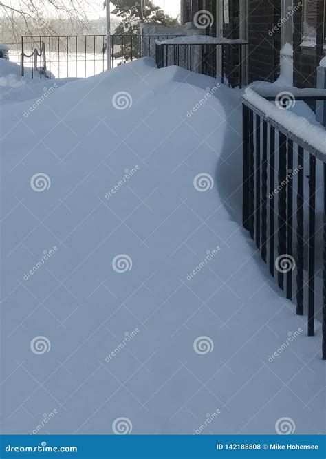 Snowdrift foto de archivo. Imagen de alerta, ventisquero - 142188808