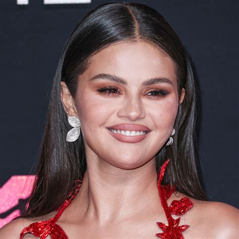 Selena Gomez Dark Makeup