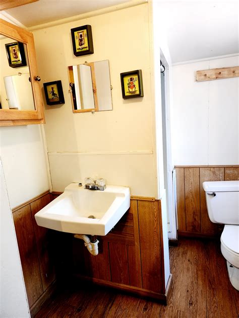 Cabin 1 Bath – Moon Lake Resort