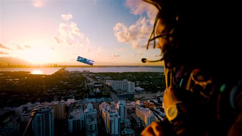 Social - Event - Xbox breaks Guinness World Records by flying a 300 + inch screen mid-air by ...