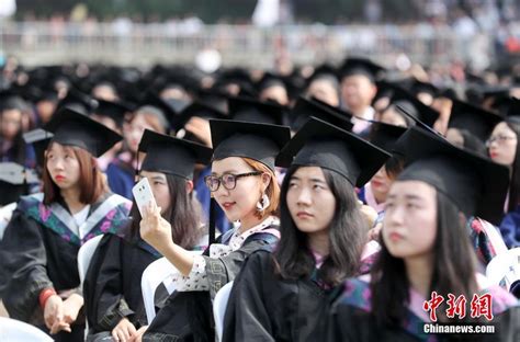 感动!武汉大学万余名学生冒雨参加毕业典礼|毕业典礼|武汉大学|博士服_新浪新闻