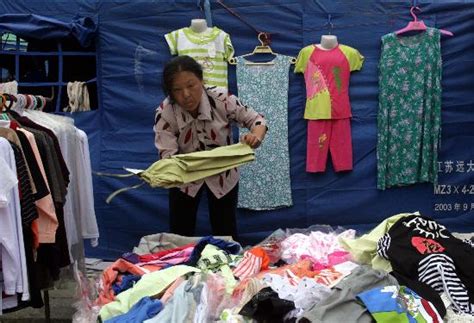 图文：商户在帐篷前摆摊销售服装_新闻中心_新浪网