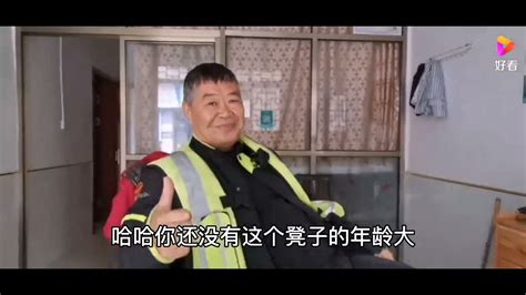 组图：云南83岁老人到干枯小河挑水喝_新闻中心_新浪网
