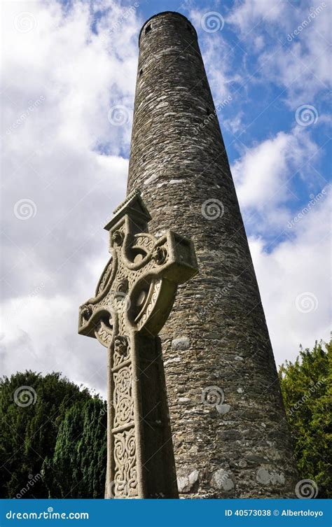 Round Tower and Celtic Cross in Glendalough, Ireland Stock Photo ...