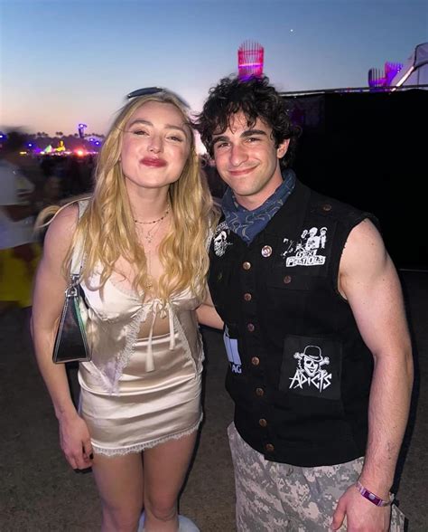 Peyton List Y Zachary Gordon Tomados De La Mano 20's HORROR