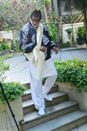 Amitabh Bachchan greets fans in a 'homemade sling' after getting ...