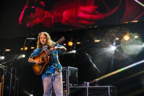 Billy Strings Drops New Collaboration with Willie Nelson, ‘California Sober’