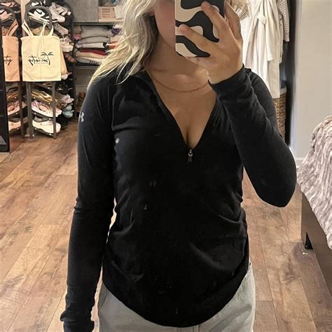Under Armour Women's Black Sweatshirt | Depop